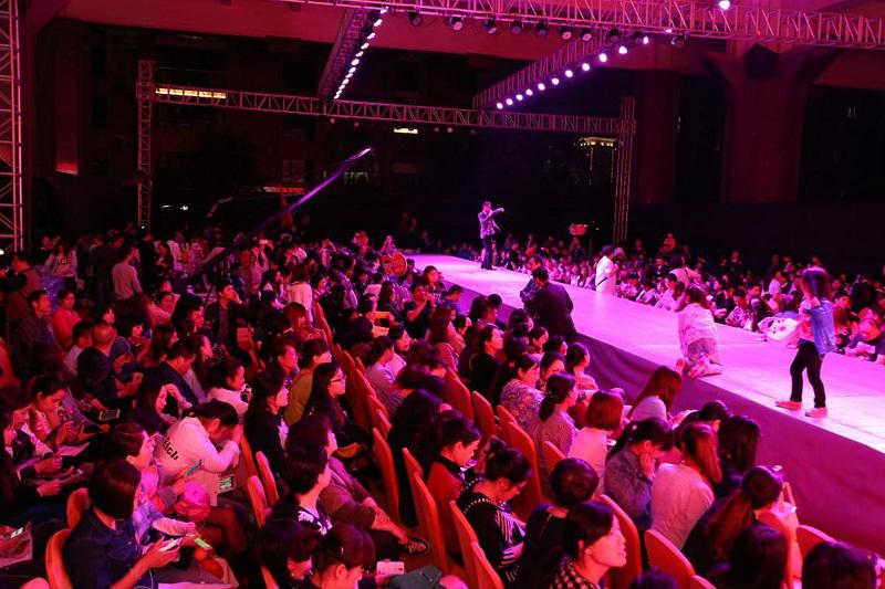 各地經銷商齊聚一堂,秀場內座無虛席