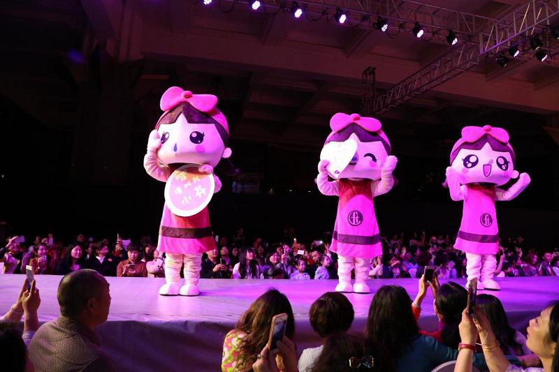 “小芬”熱場,跟觀眾互動