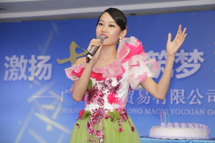 慶生儀式,女歌手領(lǐng)唱明天會更好