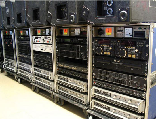 活動中的專業(yè)音響設備分類