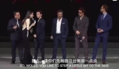 在現場主持人請各位主創(chuàng)為中國明星暫時讓出舞臺